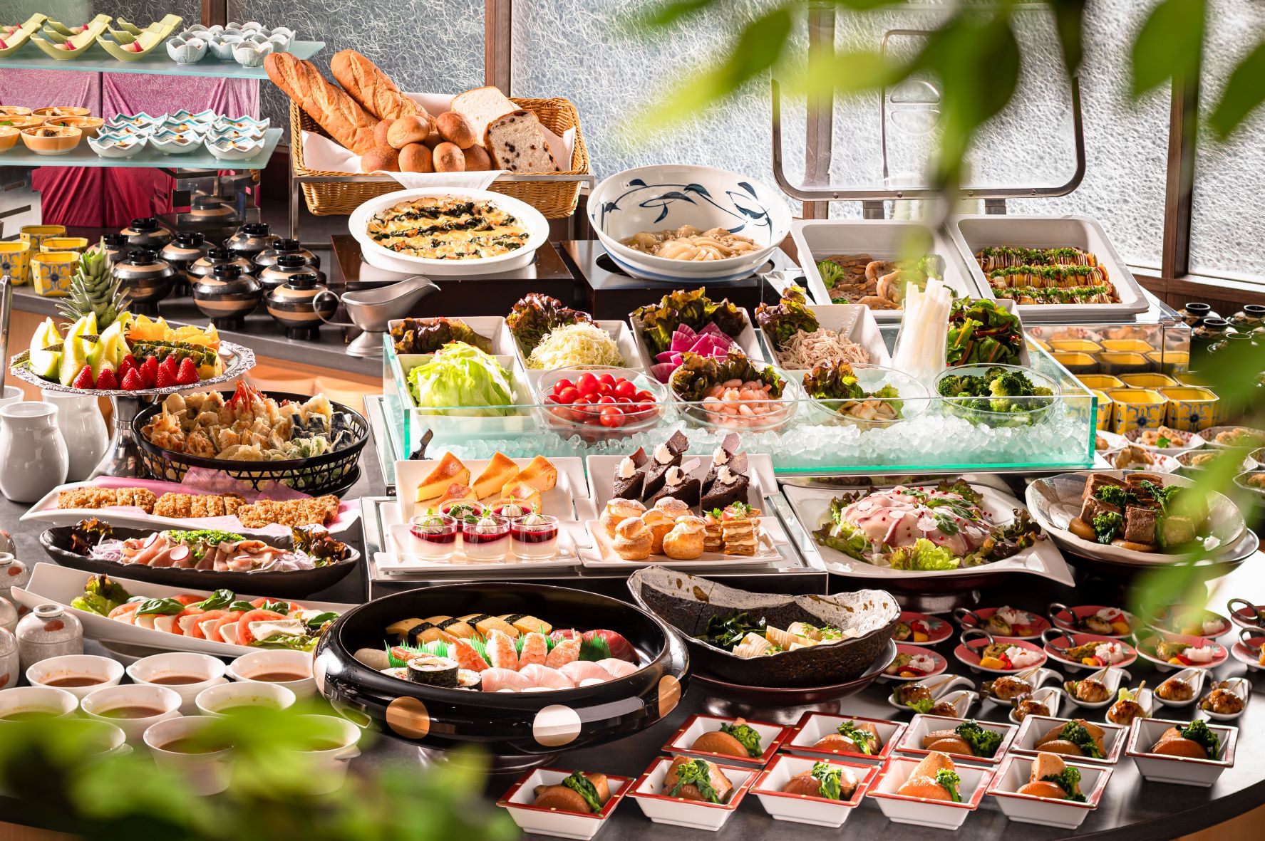 メイン料理と季節のブッフェを堪能♪眺望◎大浴場は道後温泉引き湯！