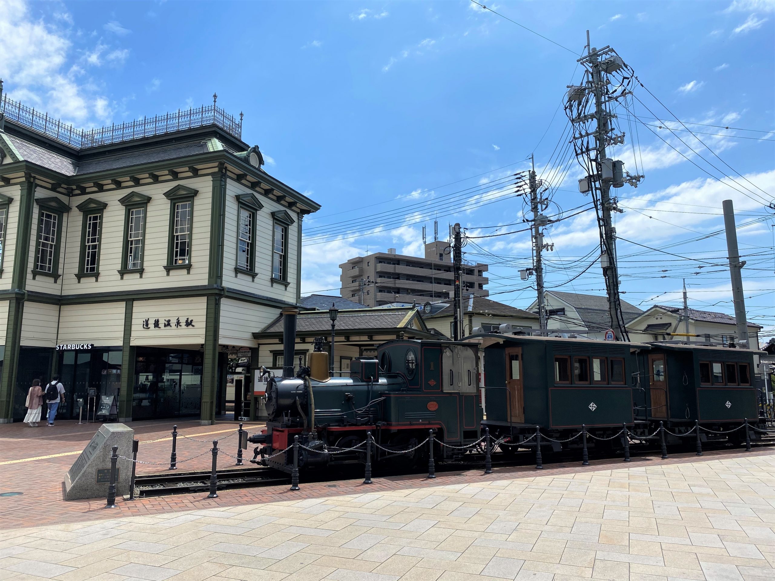 坊っちゃん列車と道後温泉駅